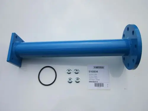 Blaues Anschlussstück mit zwei Flanschen, dazu eine Dichtungsring und Schrauben. Produkt der Marke Remeha, auf einem weißen Hintergrund platziert.